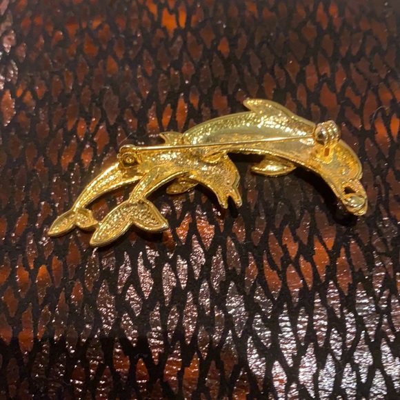 🍒 Dolphin Brooch!!! - Picture 3 of 3